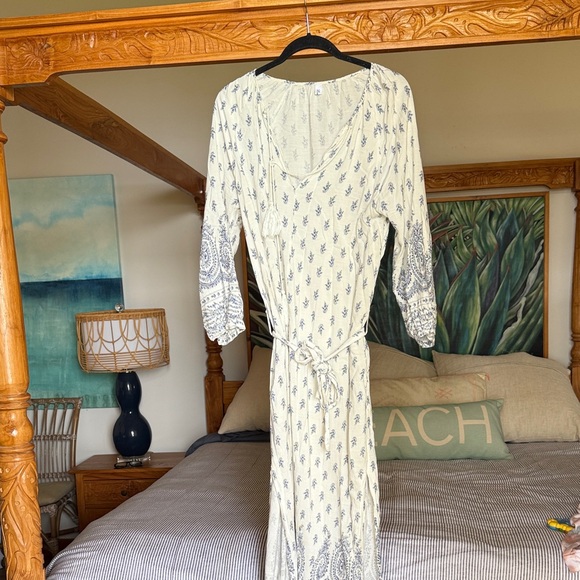 LinLin Dresses & Skirts - Elegant Cream and Blue Long Sleeve Dress